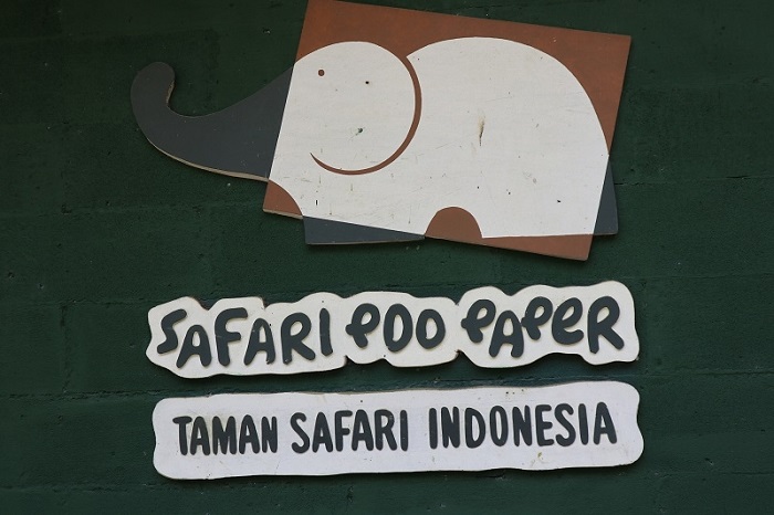 Produk-produk daur ulang dari kotoran gajah di Taman Safari Bogor dipasarkan dengan nama Safari Poo Paper.