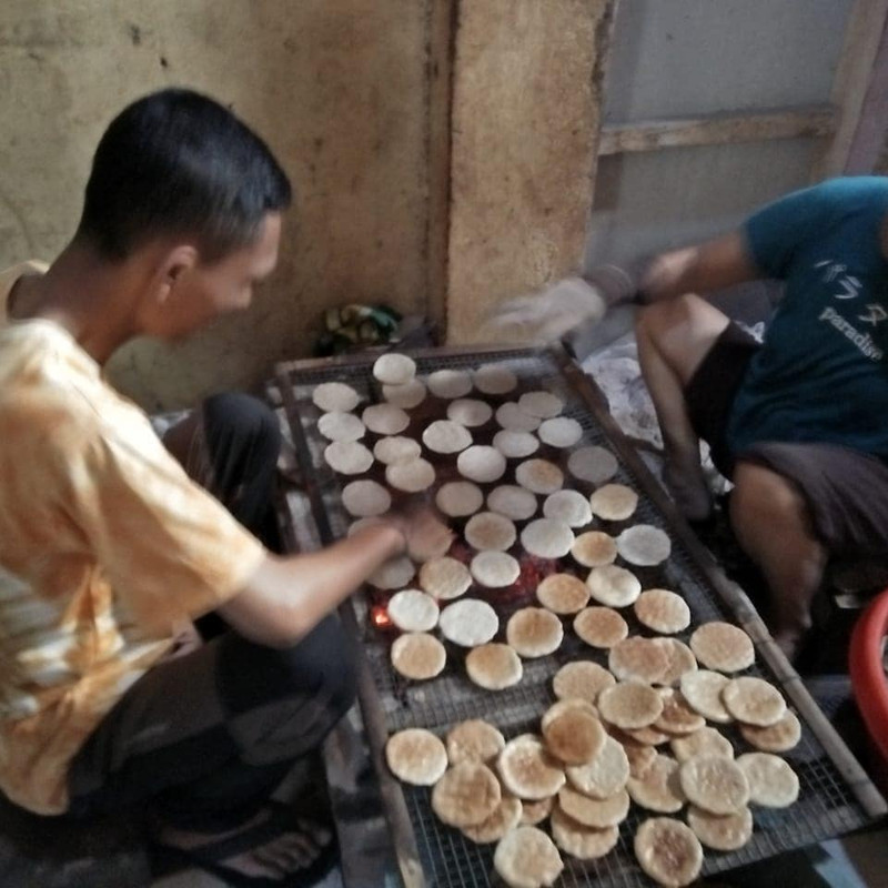 Proses pembakaran Opak Cimanggung