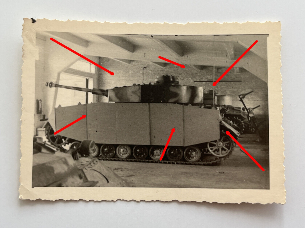 Foto, Panzer Rgt. 16, Panzer IV mit Turm und Seitenschürzen in Panzerhalle, TOP