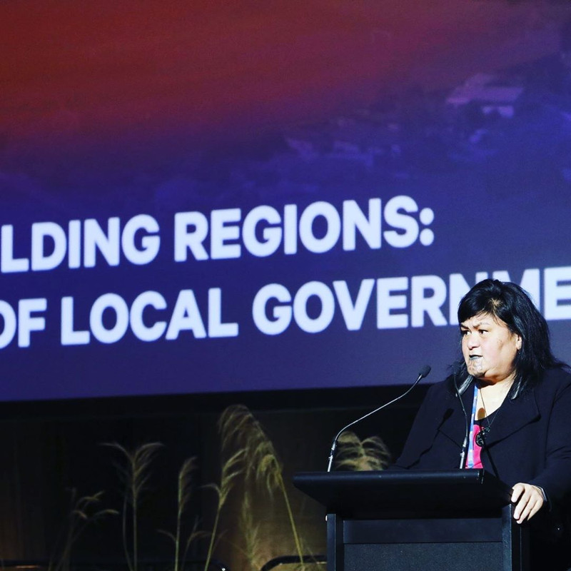 Nanaia Mahuta, Wanita Bertato di Dagu yang Jadi Menlu Selandia Baru.