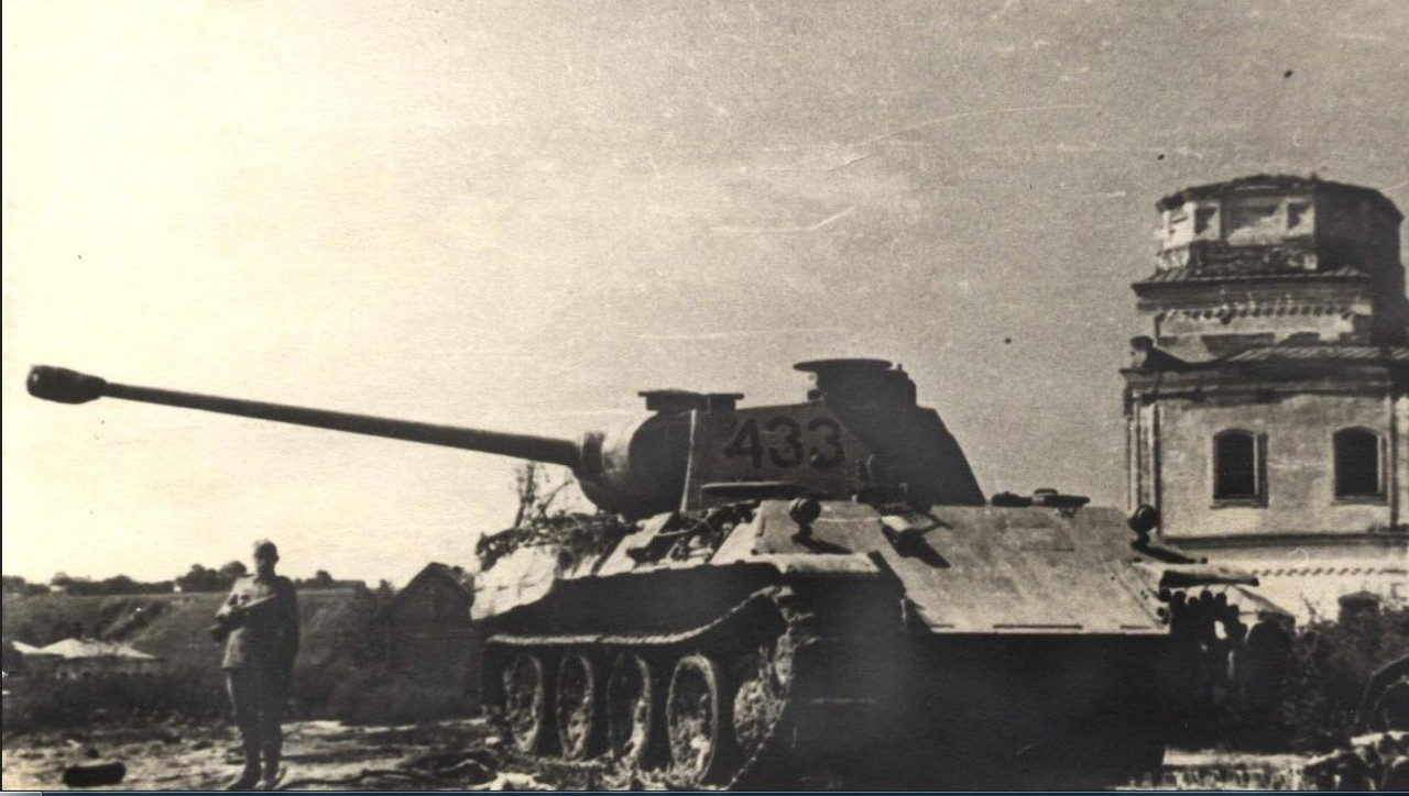 Подбитый немецкий танк в с. Томаровка. Август 1943 г.ЦДНИБО