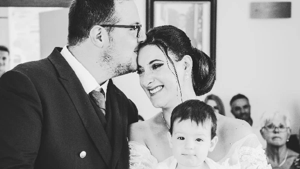 anais-jeremy-couple-sourire-pose-tableau-heureux-noir-blanc