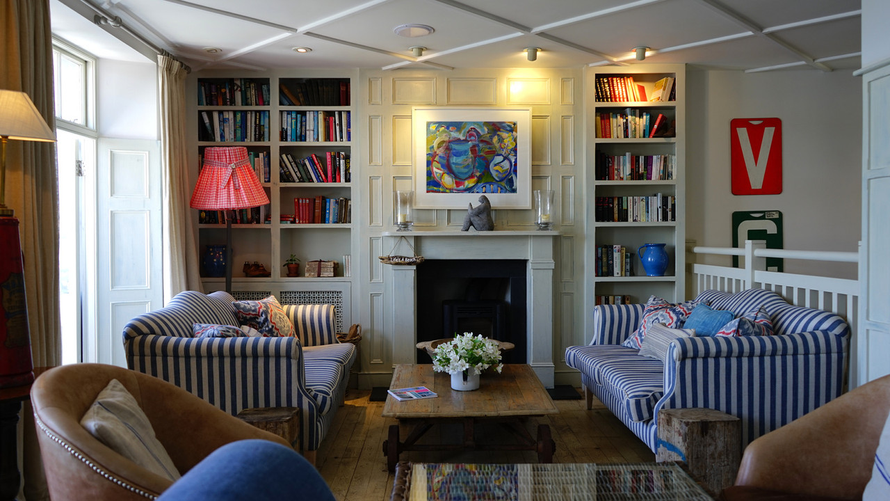 bluewhitestripedlivingroom-Set.jpg