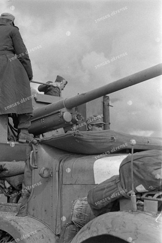 Le général Cavarello inspecte un blindé SdKfz-6 équipé d'un canon de 7,62 cm PaK (r).