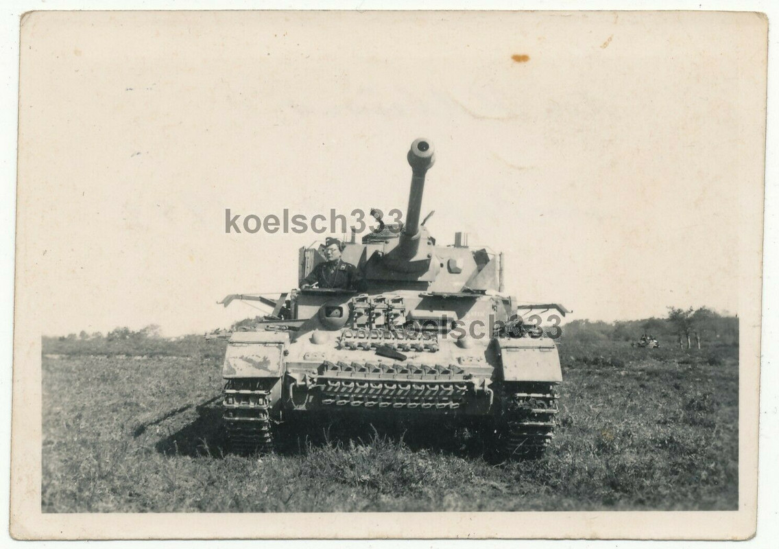 Foto Panzermann mit Kopfhörern im Panzer IV Pz. Reg. HG Volturno