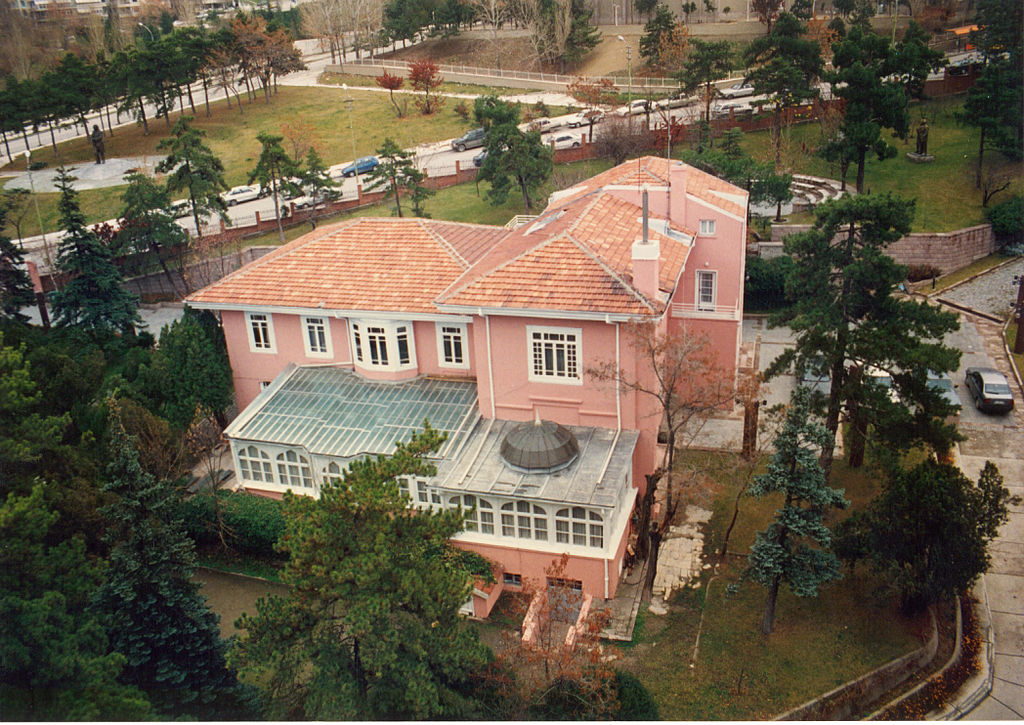 1024px-Pembe-K-k-smet-n-n-n-n-Evi.jpg