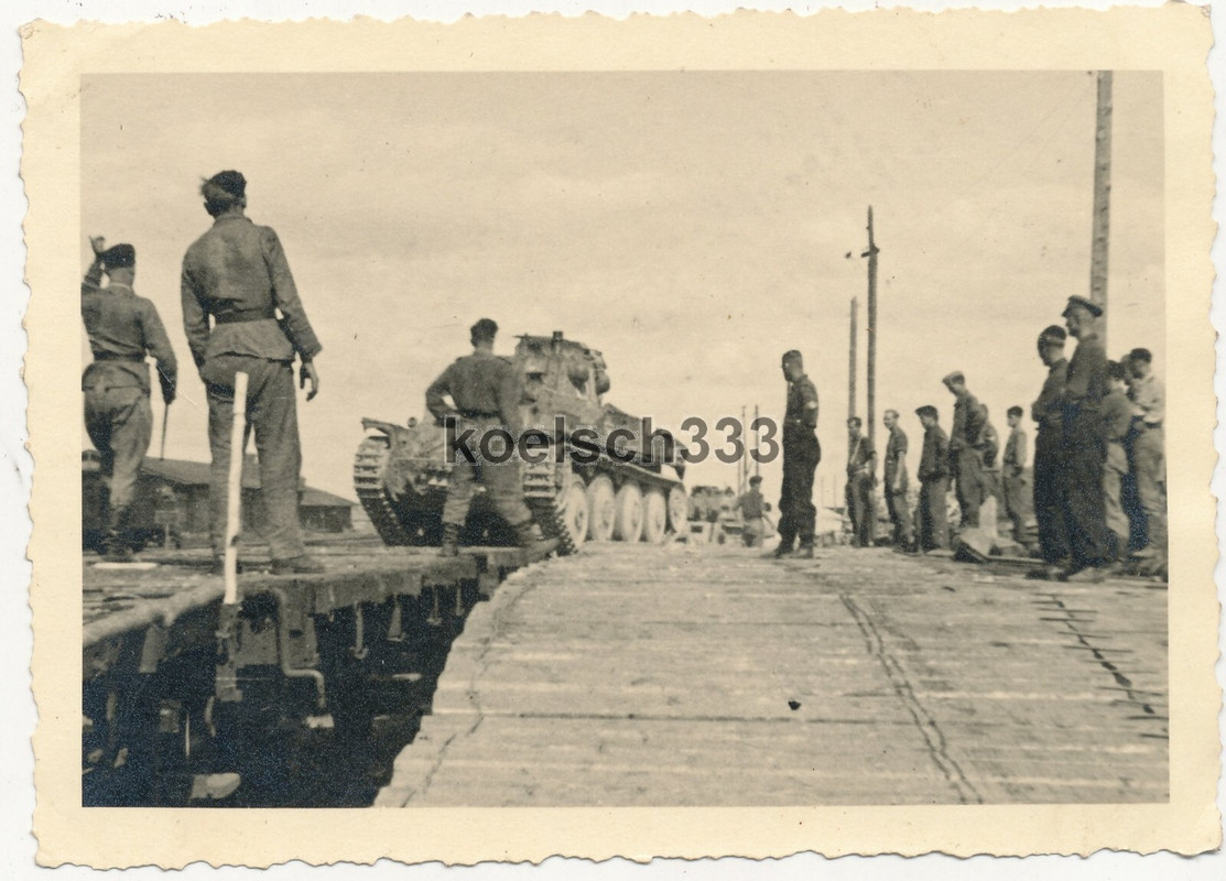 Foto Panzer 38(t) der Wehrmacht rollt von einem Eisenbahn Waggon auf der Krim