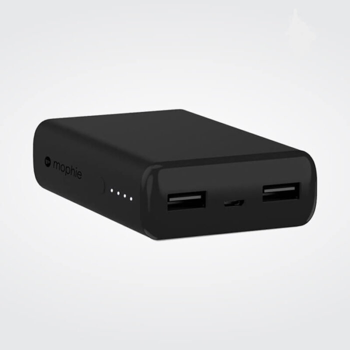 Un cargador portátil Mophie compacto y elegante con dos puertos USB, cargando dos dispositivos simultáneamente.