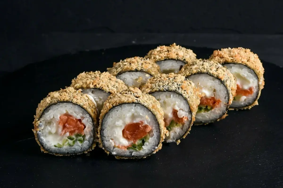 Горячий хрустящий ролл Мураками (лосось, сыр, огурец) (300г)