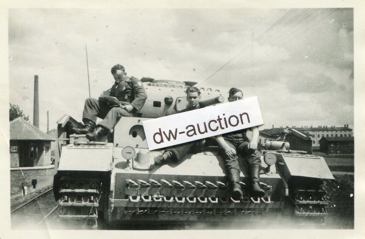 Sturmgeschütz Soldat mit Krimschild auf Panzer