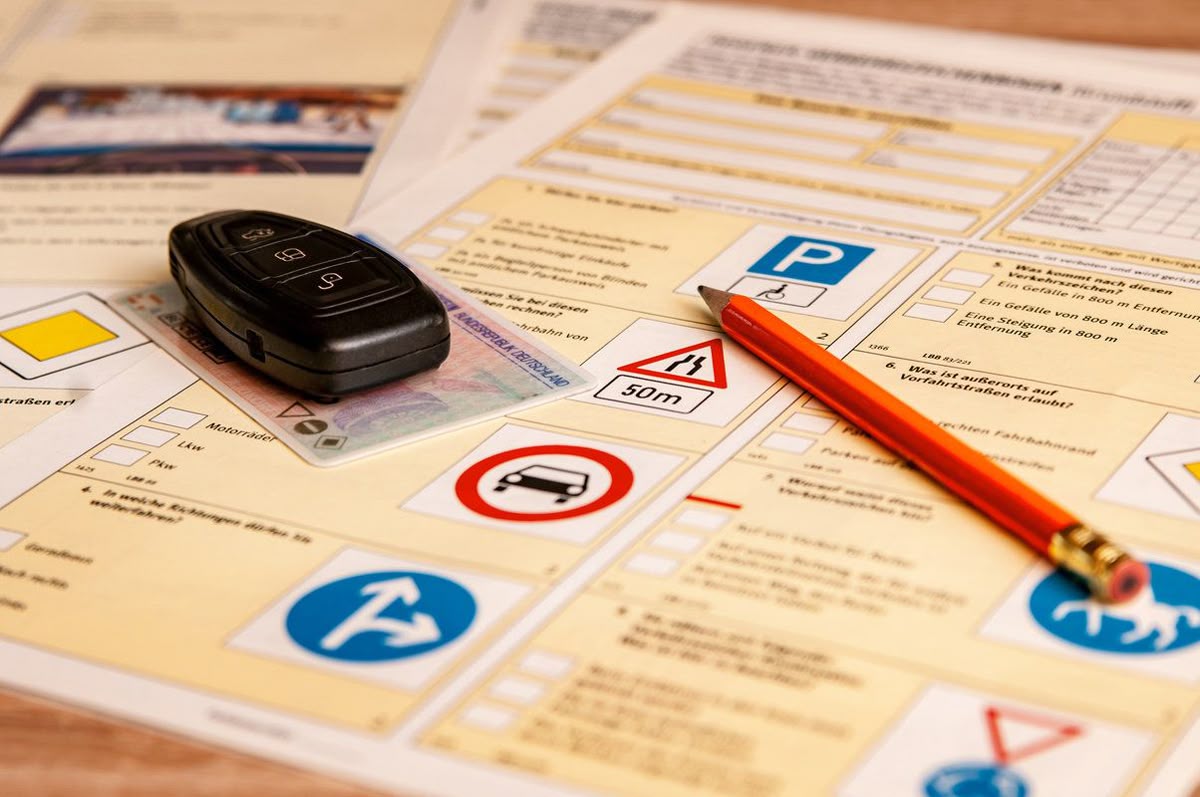 Personne révisant le code