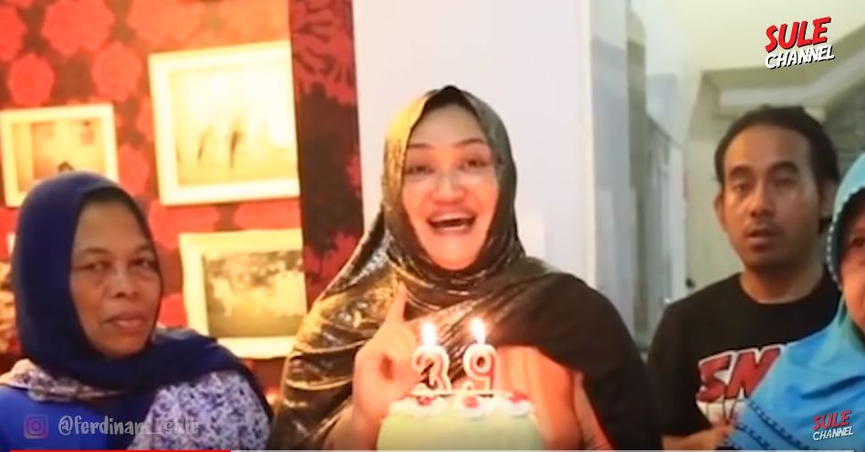 Lina saat berikan surprise ultah Sule ke 39