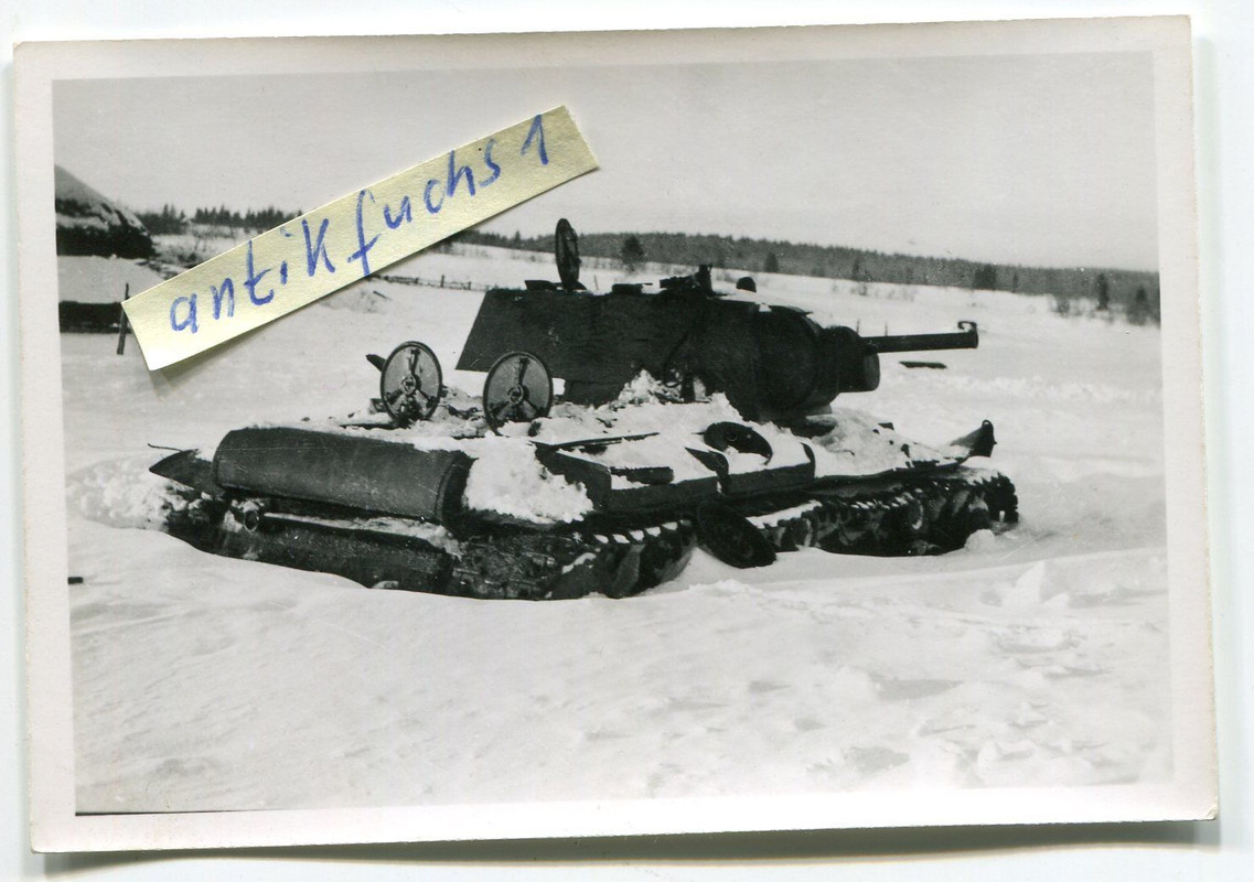 schwerer KW II Panzer an der Front in Rußland im Winter im