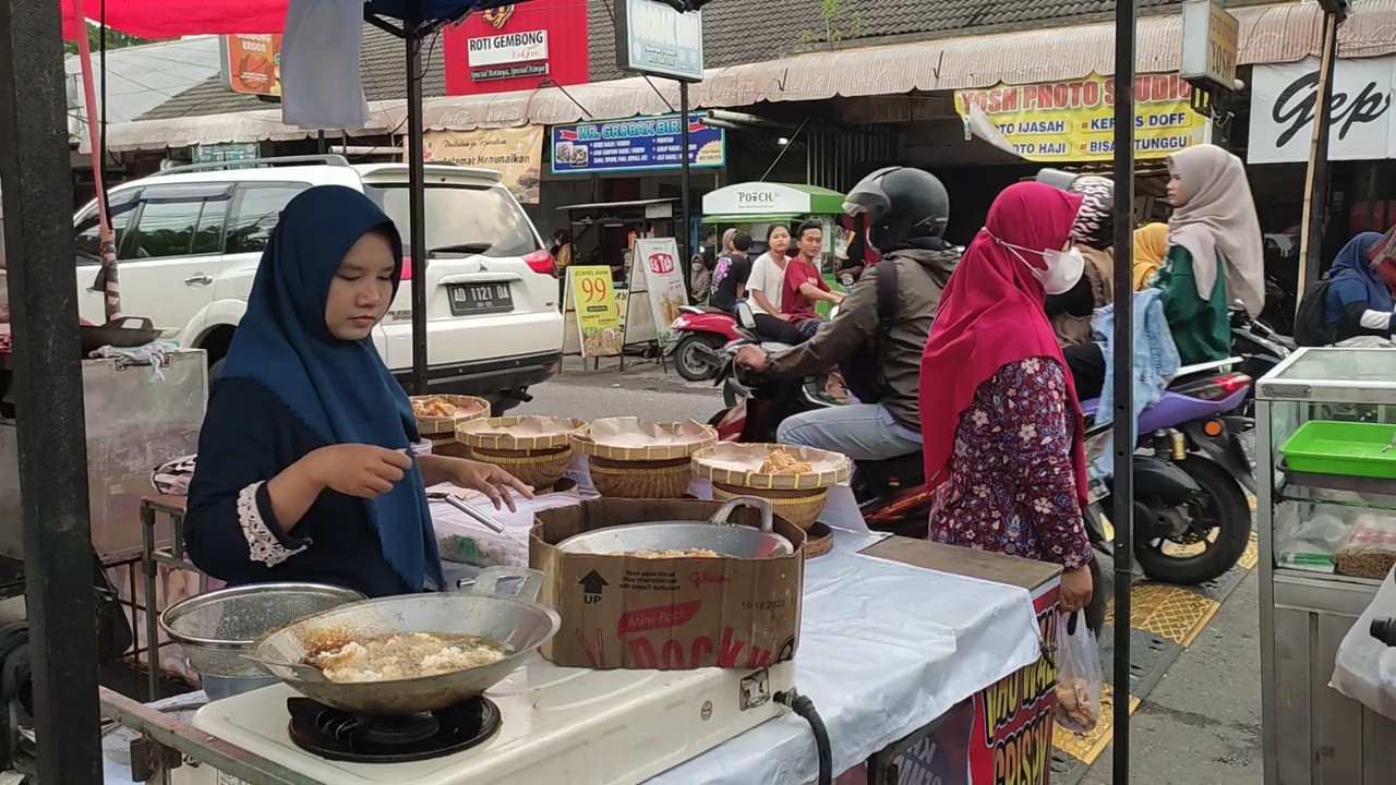 Penjaja takjil di sekitar kampus UMS, spot ngabuburit favorit di Sukoharjo.