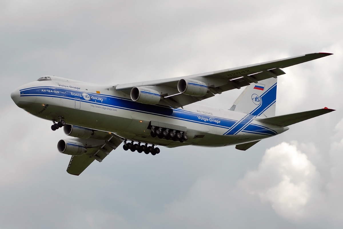 Антонов_Ан-124_9773054055093,_Москва_-_Домодедово_RP2297 (1)