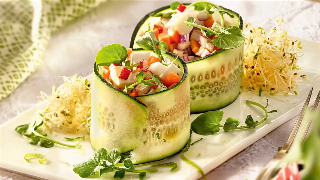 Rollitos de pepino rellenos de ensalada y queso fresco para una cena ligera