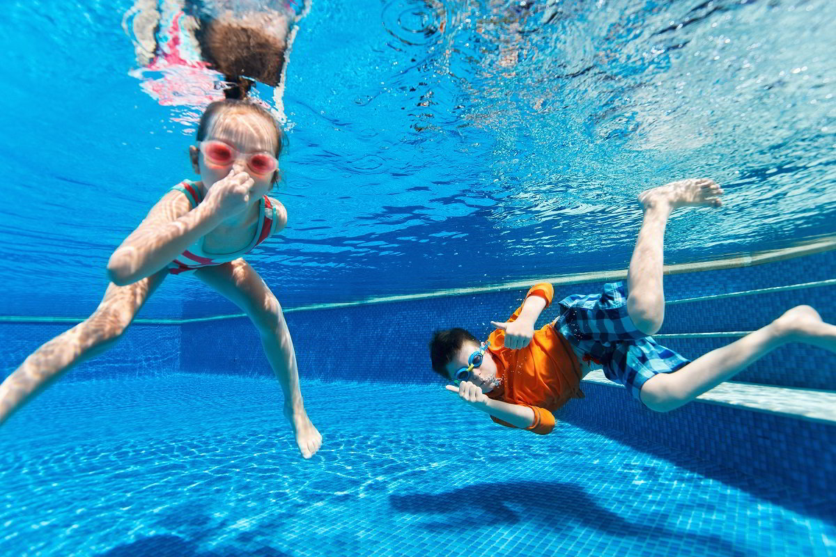 Fare la pipì in piscina è pericoloso, soprattutto combinata con il cloro