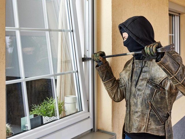 ben-je-verzekerd-als-een-dief-inbreekt-via-een-openstaand-kiepraam-13145.jpg