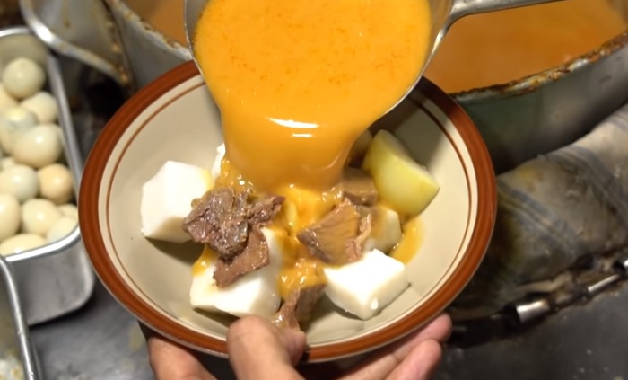Sajian kuliner di Lontong Kari Kebon Karet.