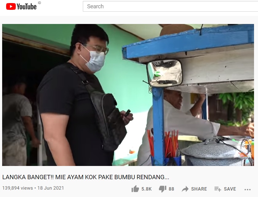 Anak Kuliner saat berbincang dengan Mang Oyo.