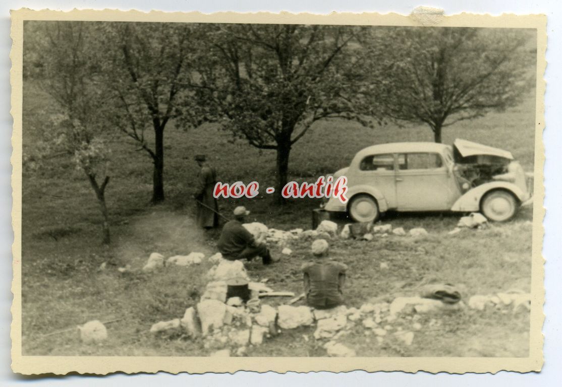 Foto Südfront, Wehrmacht PKW Opel mit Motorscahd