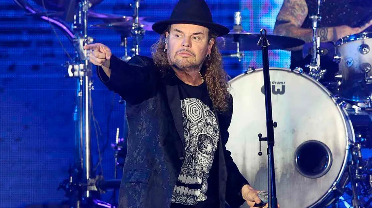 Tunden en redes sociales a Fher de Maná por oler el calzón de una fan en Pal’Norte