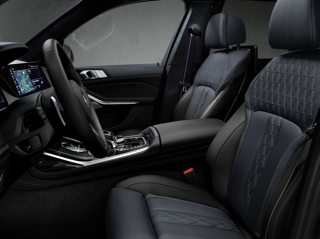 P90386165_highRes_bmw-x7-edition-dark-