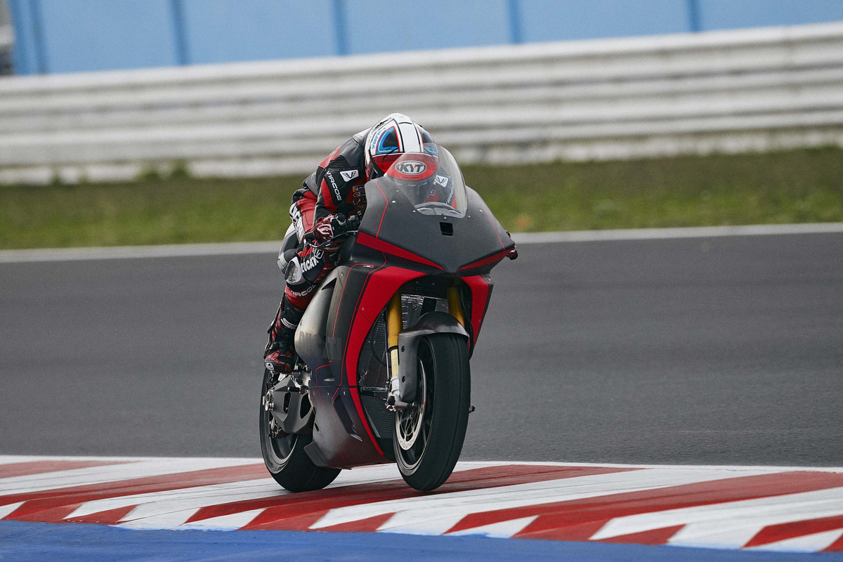 Электрический прототип Ducati V21L MotoE прошел первые испытания на треке
