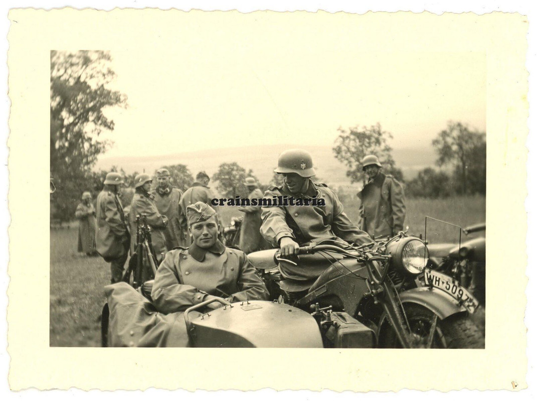 Orig. Foto Heer Kradmelder mit Zündapp Motorrad Mantel im Gelände1