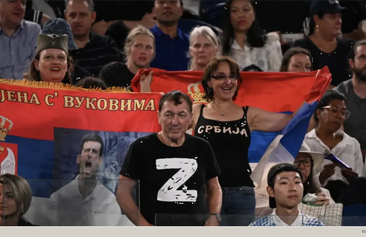El padre de Djokovic posa con fanáticos del tenis ondeando banderas prorrusas