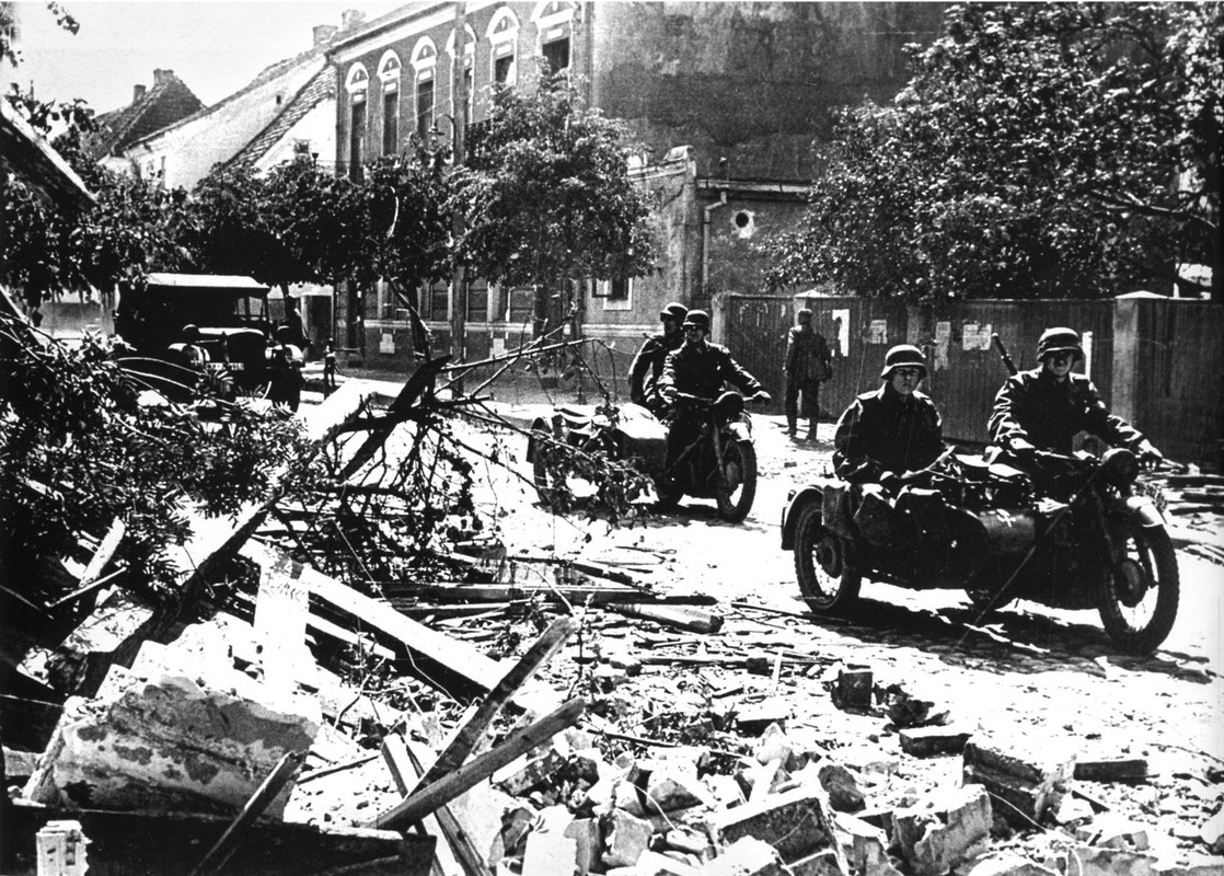 Немецкие мотоциклисты на улицах города в Литовской ССР летом 1941 года.