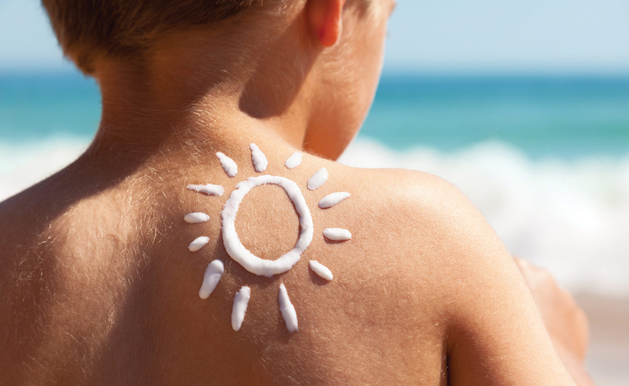 Exposición al sol sin protección puede afectar la piel de los niños con los años