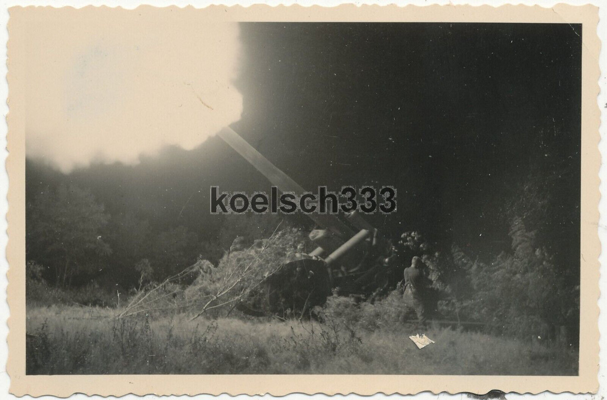 Foto 21cm Mörser Artillerie Geschütz feuert bei Nacht an der Ostfront 1941