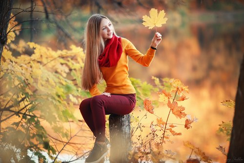 Pretty-girl-holding-yellow-maple-leaf-Stock-Photo.jpg