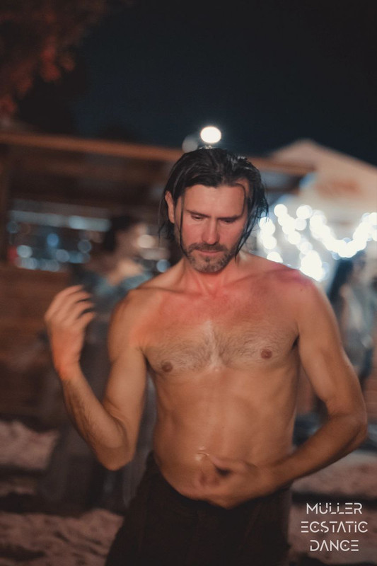 в танце на пляже