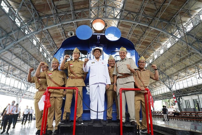 Direktur Utama KAI Didiek Hartantyo bersama jajaran direksi KAI memberangkatkan Lokomotif Bon-Bon dan Kereta Djoko Kendil, Rabu (17/8/2022).