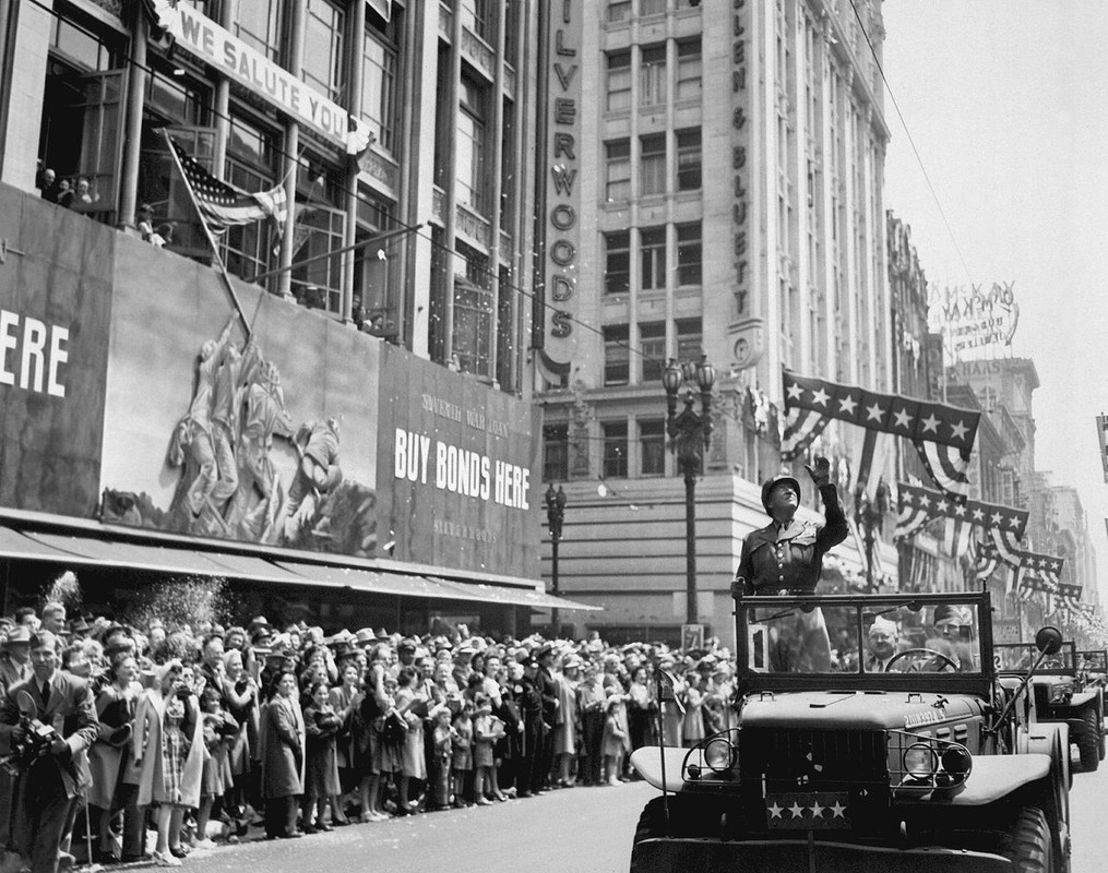 L etrange accident mortel du général Patton Patton-durant-une-parade-Los-Angeles-en-juin-1945