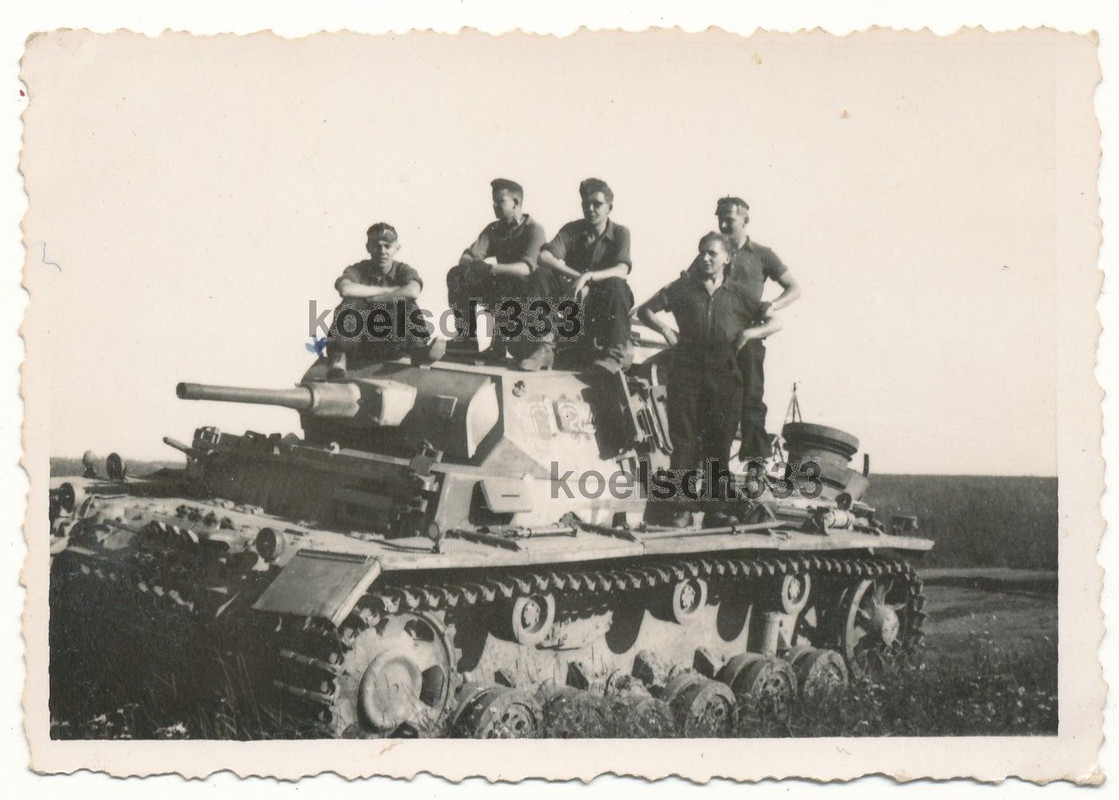 Foto Panzermänner auf Panzer III Kampfwagen mit 