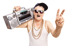 rapper-senior-senza-denti-che-tiene-un-boombox-56070042.jpg