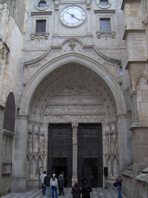 https://i.postimg.cc/jjx8pTSB/800px-Catedral-de-Toledo-Puerta.jpg