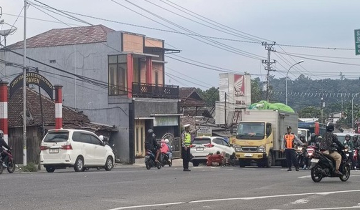 Brutal! Kecelakaan Beruntun di Bawen Semarang, 3 Truk & 4 Motor Ringsek Parah! Brutal! Kecelakaan Beruntun di Bawen Semarang, 3 Truk & 4 Motor Ringsek Parah!