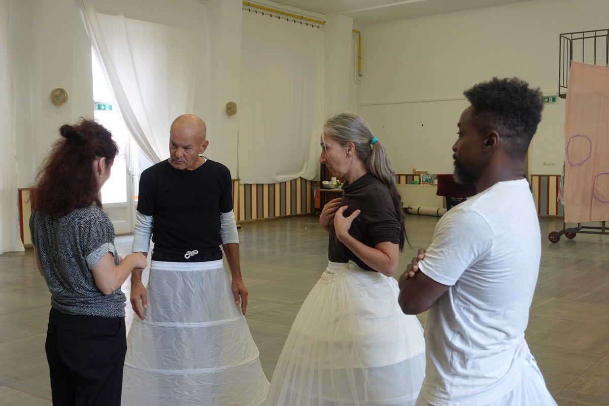 Darsteller des Serapions Ensembles und Choregrafin Bärbel Strehlau