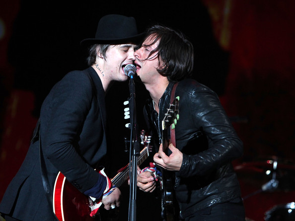 Pete-Doherty-Carl-Barat-Reading-Festival-2010-j-Aky-F5-X4-YDbl