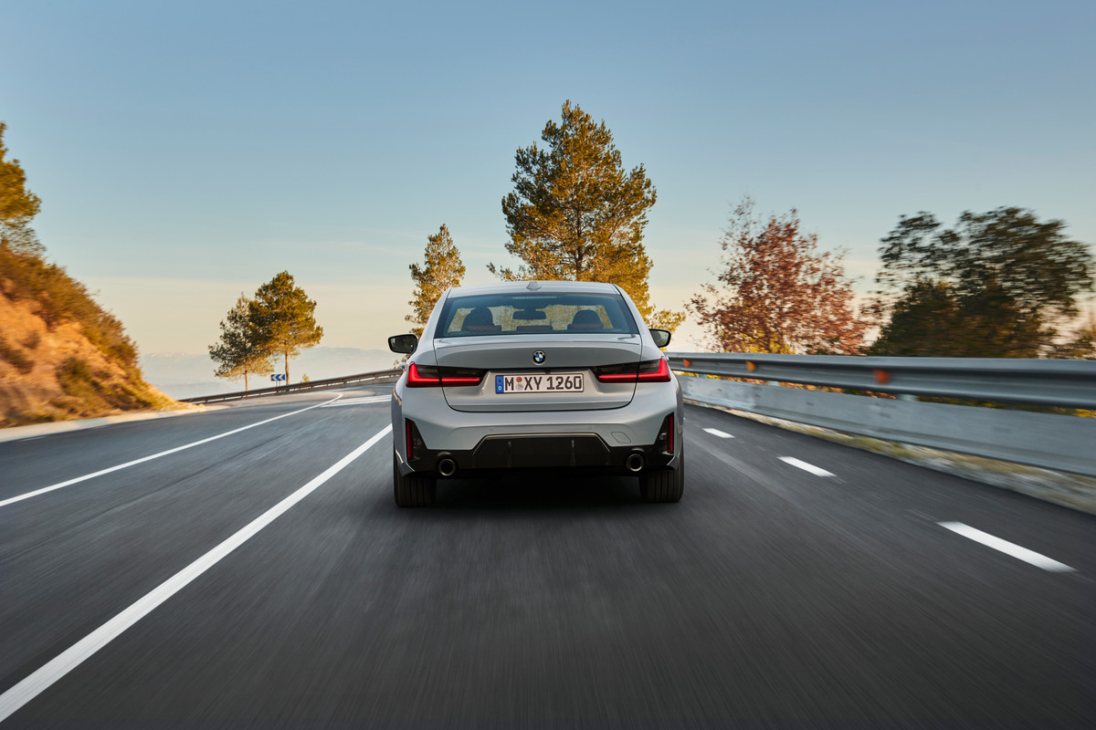 P90462496_highRes_the-new-bmw-3-series