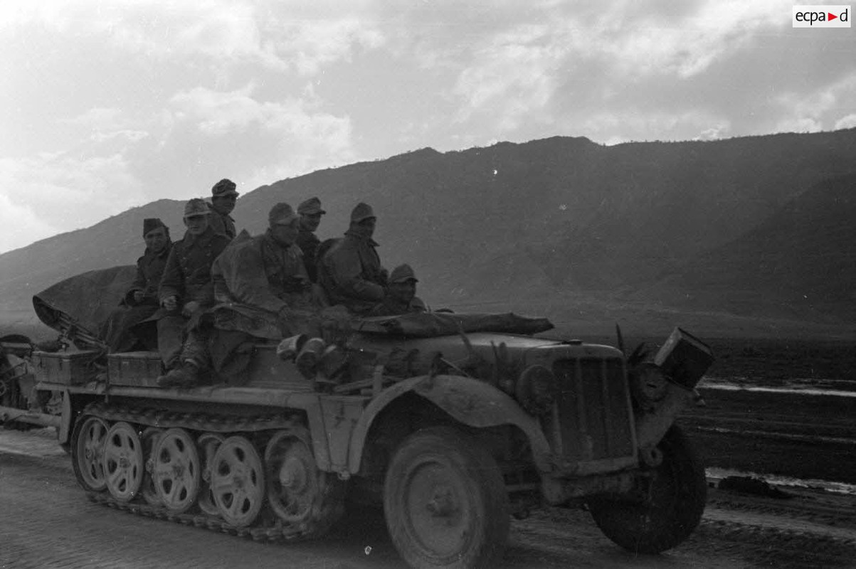 Un Sd.kfz.10 tracte un canon de 76,2 mm antichar d'origine soviétique baptisé dans l'armée allemande