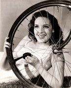 Linda-Darnell-b90