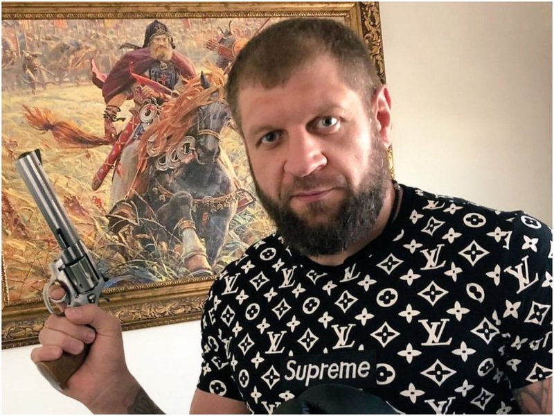 Емеляненко прибира 10 милиона рубли от боя с Тарасов