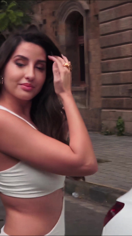 Nora Fatehi Cleavage 69