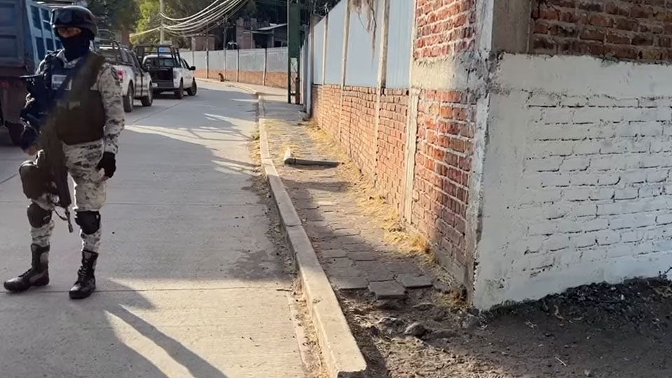 Comando armado abre fuego en contra de dos menores cerca de una escuela; uno de ellos murió