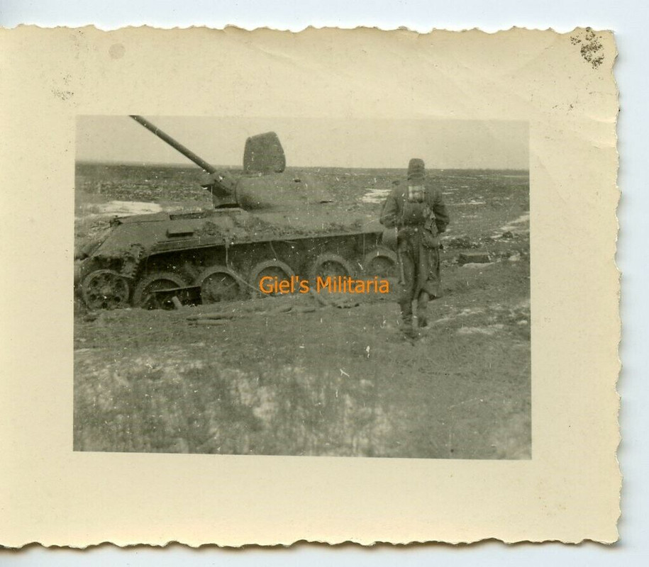 Orig. Foto WH Soldat beu zerstörte T34 Panzer Tank in Russland